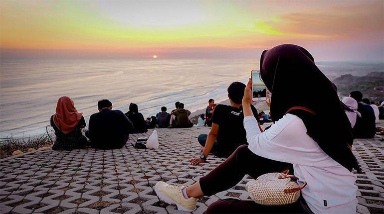 Melihat Keindahan Sunset dari Atas Pantai Parangtritis di Bukit Paralayang