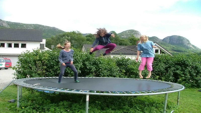 lompat-trampolin-meraih-kebebasan-trampolin 