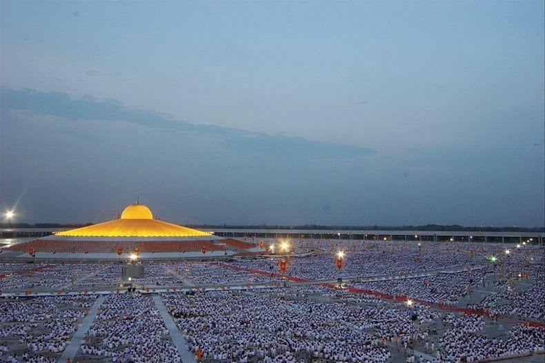 The grand Dhammakaya Cetiya shining under the sun at Wat Phra Dhammakaya. 