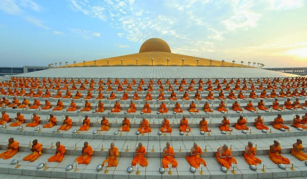 Meditation session in progress at Wat Phra Dhammakaya's serene Dhamma Hall.