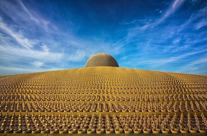 The intricate carvings and gilded designs adorning Wat Phra Dhammakaya. 