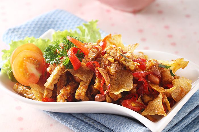 Kering Tempe Kentang Renyah: Gambar sepiring kering tempe kentang yang renyah