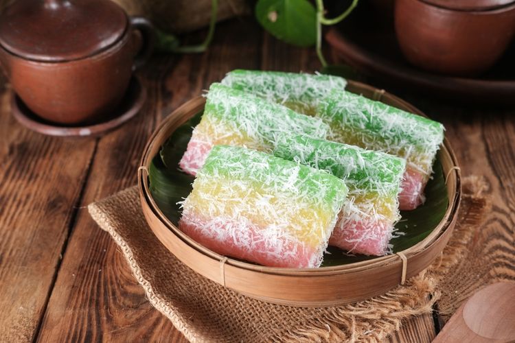 Lapis Singkong Pelangi Cantik: Tampilan kue Lapis Singkong Pelangi yang berwarna-warni dengan tekstur kenyal dan rasa manis