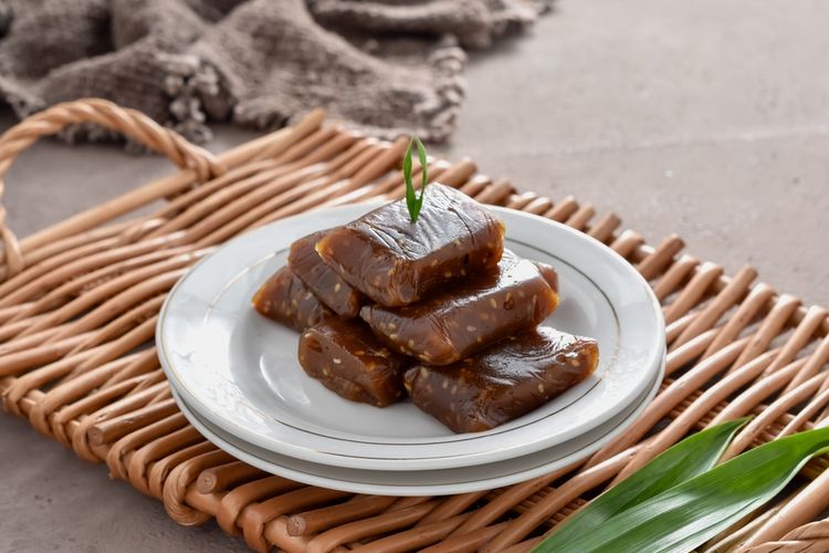 Dodol Garut Khas: Potongan dodol Garut dengan tekstur kenyal dan rasa manis gurih, camilan tradisional khas dari Garut, Jawa Barat