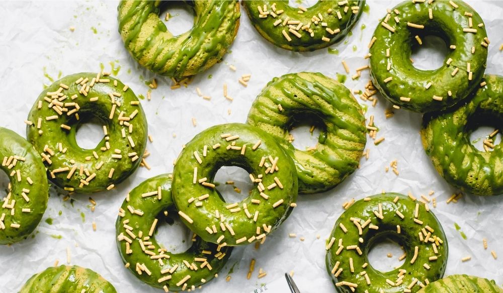 Donat matcha empuk dengan warna hijau alami dan rasa teh hijau yang menyegarkan