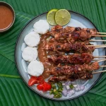 Sate ayam bumbu kacang yang menggugah selera dengan potongan ayam empuk dan siraman saus kacang kental