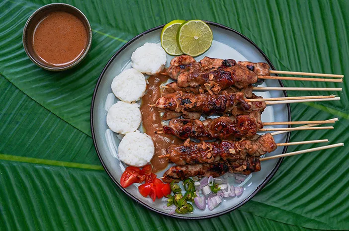 Sate ayam bumbu kacang yang menggugah selera dengan potongan ayam empuk dan siraman saus kacang kental