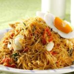 Bihun Goreng Telur yang lezat, disajikan hangat dengan bihun lembut dan potongan telur orak-arik yang gurih