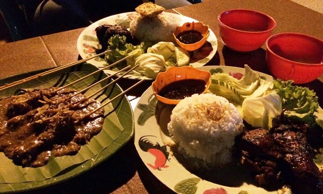 Sate Rusa yang gurih dan lembut, disajikan dengan sambal kecap dan lontong, cocok untuk hidangan spesial