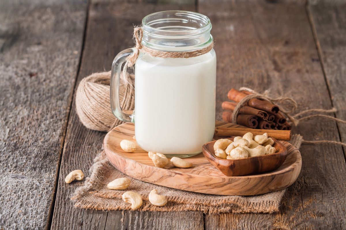 kacang susu renyah dengan lapisan manis gurih, disajikan dalam wadah cantik yang menggugah selera