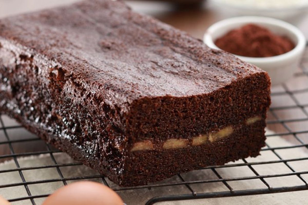 Bolu cokelat kukus lembut dengan lapisan cokelat leleh dan taburan kacang almond, sempurna untuk camilan