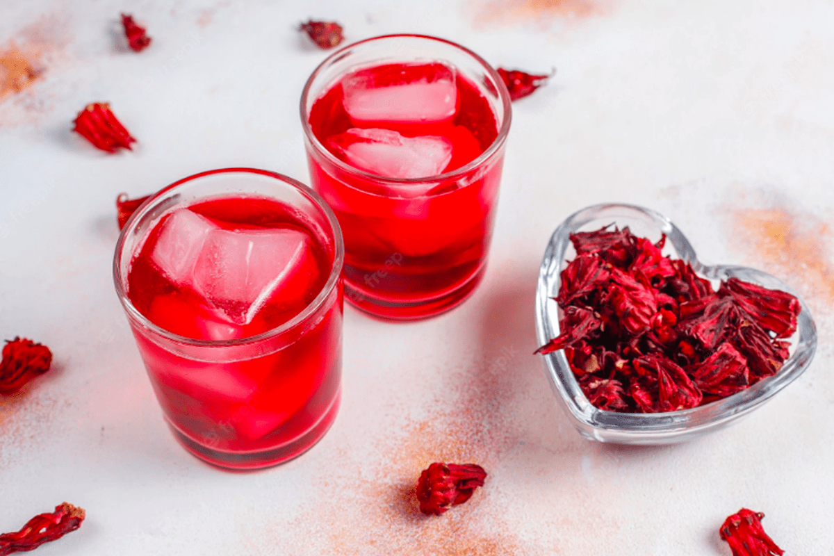 Teh hibiscus panas dengan warna merah alami yang menggugah selera, kaya manfaat kesehatan