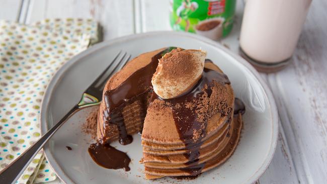 Sepiring Milo pancake dengan tekstur lembut, dilapisi saus cokelat