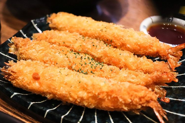 Tempura udang renyah berwarna keemasan, disajikan dengan saus tentsuyu