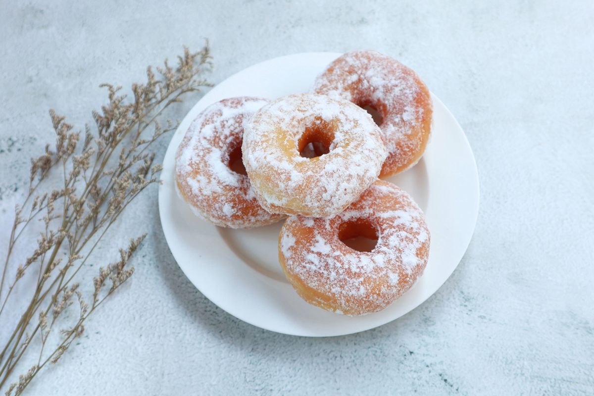 Sepiring donat kentang lembut dengan taburan gula halus