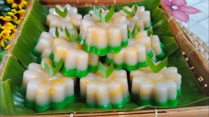 Potongan kue lapis nangka berlapis warna kuning dan putih tersaji di atas piring