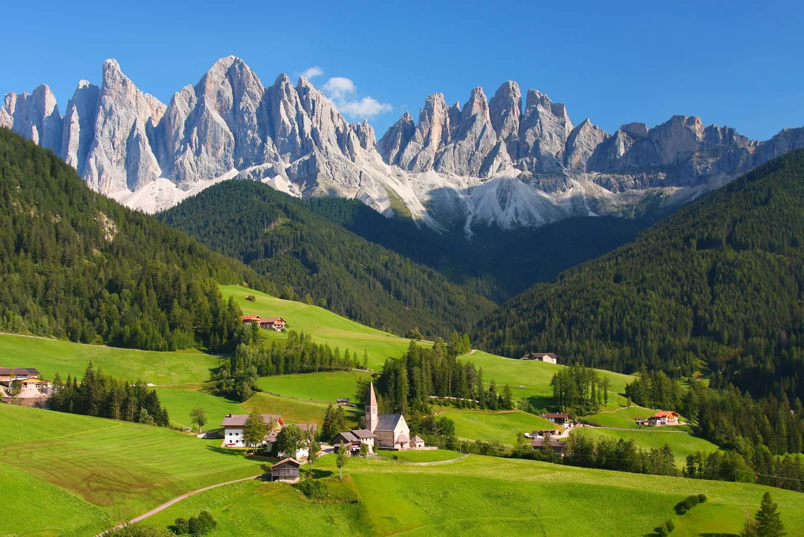 Menjelajahi Dolomites Italy, Surga Alpen dengan Panorama Tak Tertandingi 1 Dolomites Italy