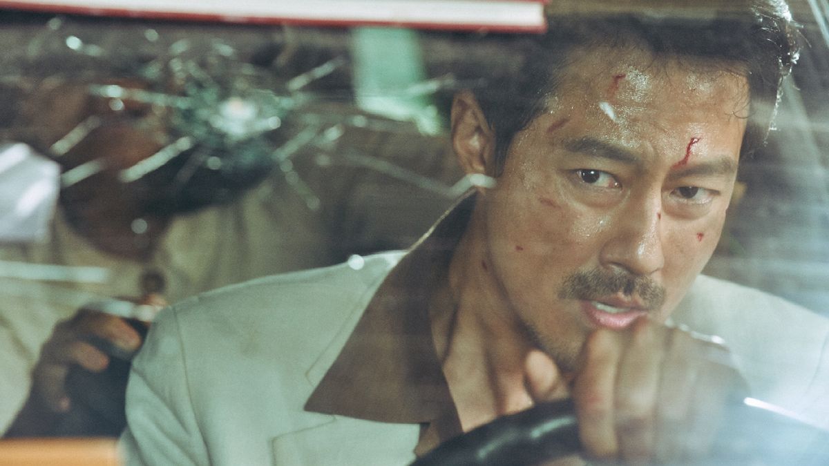 Simak review Escape from Mogadishu, film aksi Korea yang mengangkat kisah nyata mencekam di Somalia. Ketegangan luar biasa dengan bumbu kemanusiaan yang dalam.