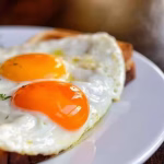 Risiko Makan Telur Setengah Matang