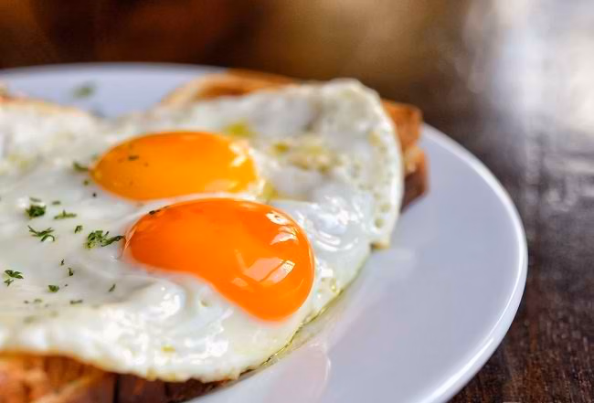 Risiko Makan Telur Setengah Matang