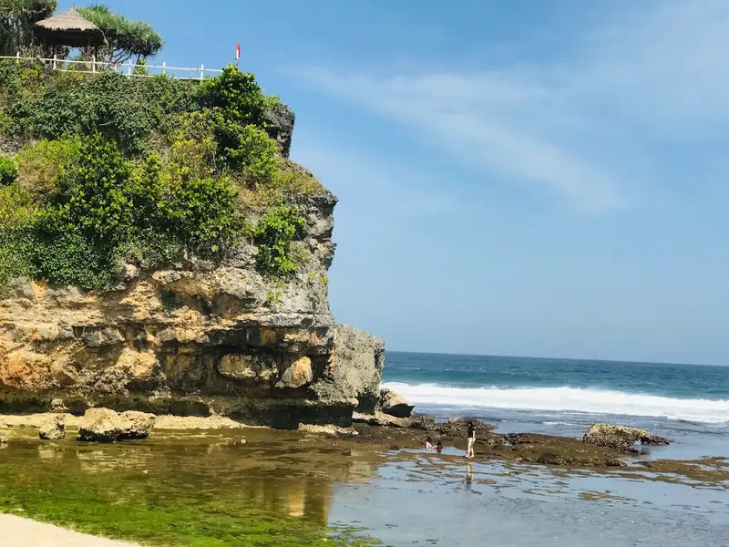 Pantai Drini, Pesona Pantai Gunungkidul yang Memikat 2 Daya Tarik Pantai Drini yang Membuat Wisatawan Betah
